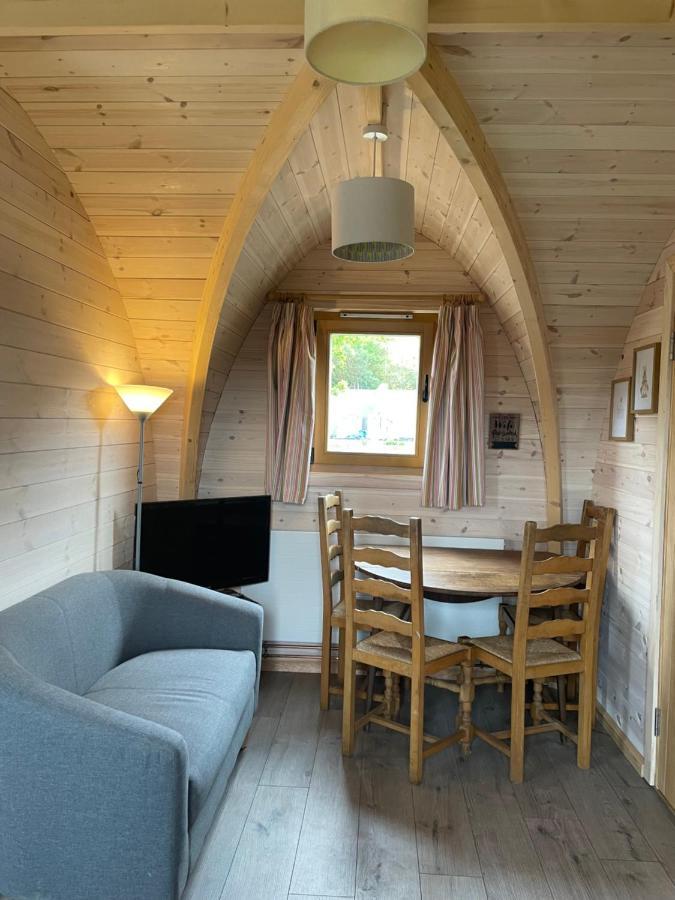 فندق Rabbit Glamping Pod School House Farm Leighton  المظهر الخارجي الصورة