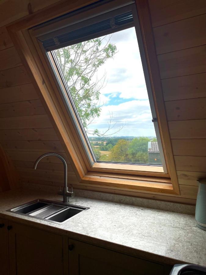 فندق Rabbit Glamping Pod School House Farm Leighton  المظهر الخارجي الصورة