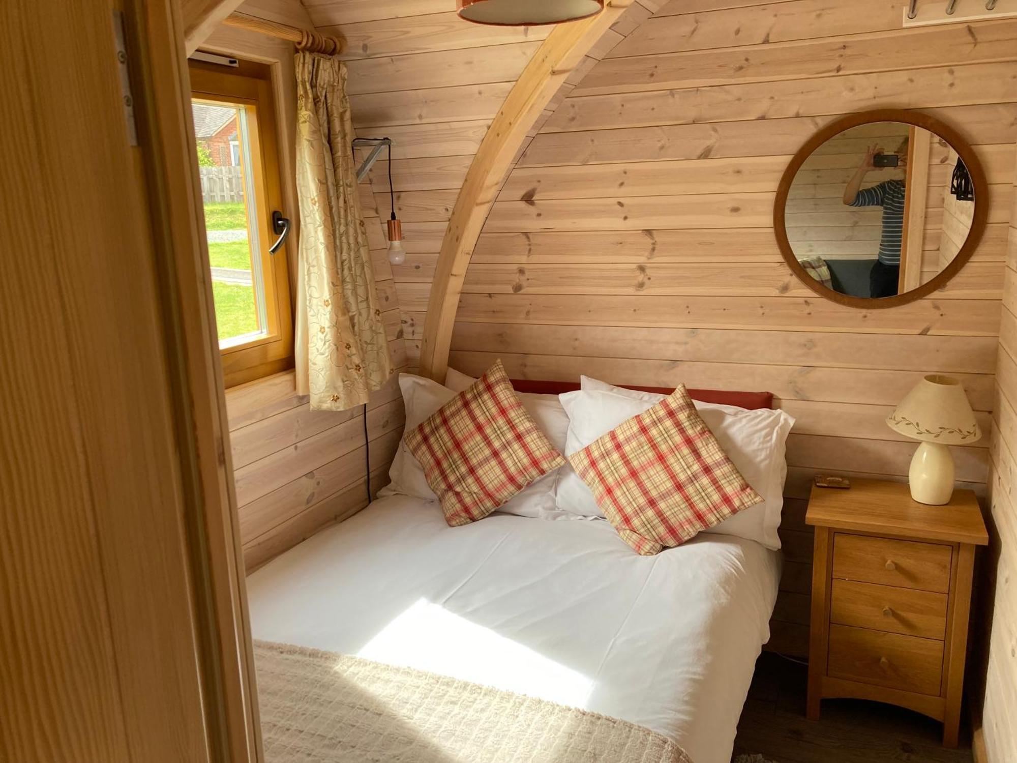 فندق Rabbit Glamping Pod School House Farm Leighton  المظهر الخارجي الصورة
