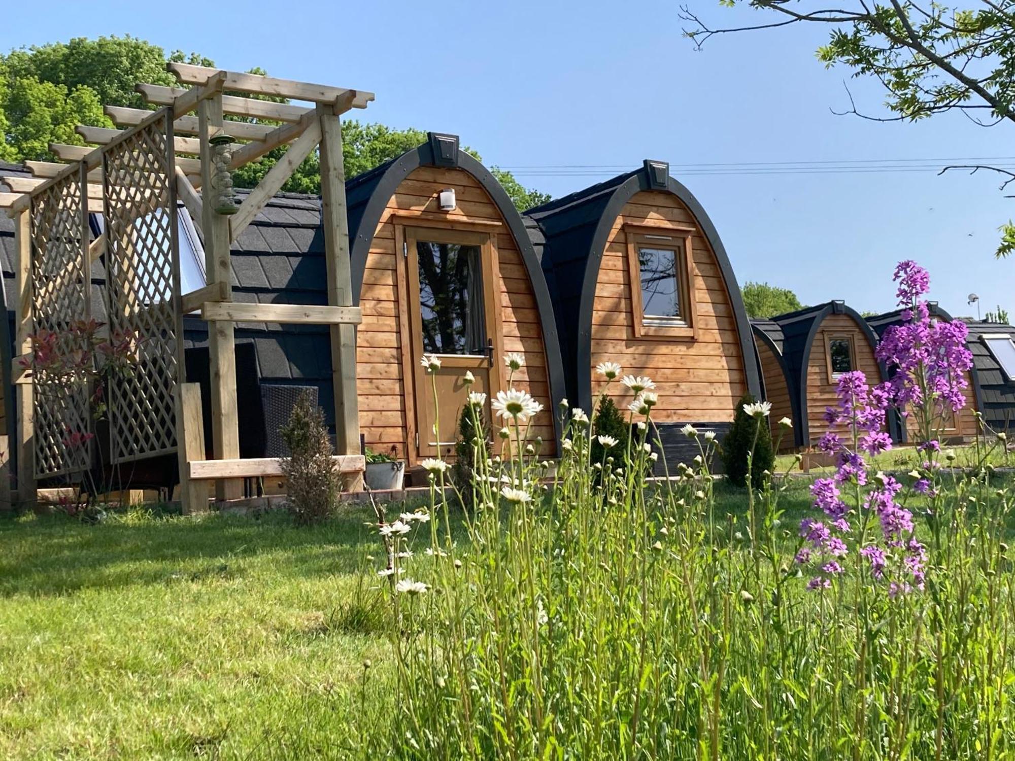 فندق Rabbit Glamping Pod School House Farm Leighton  المظهر الخارجي الصورة